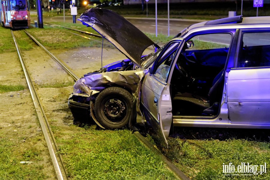 Wypadek na skrzyżowaniu ul. Nowowiejskiej z 12 Lutego. Jedna poszkodowana osoba w szpitalu, fot. 12
