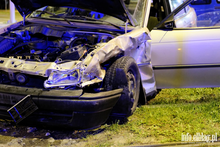 Wypadek na skrzyowaniu ul. Nowowiejskiej z 12 Lutego. Jedna poszkodowana osoba w szpitalu, fot. 14