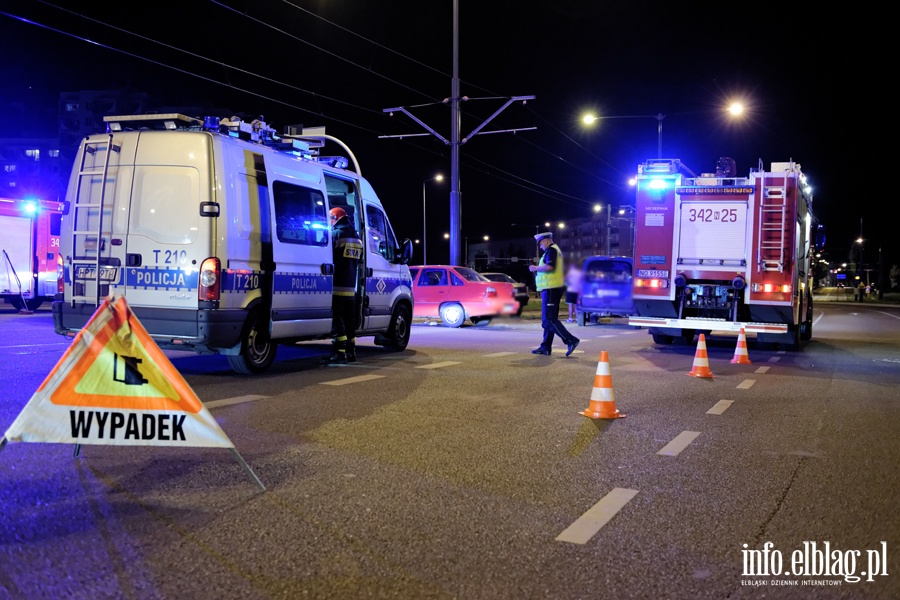 Wypadek na skrzyowaniu ul. Nowowiejskiej z 12 Lutego. Jedna poszkodowana osoba w szpitalu, fot. 15