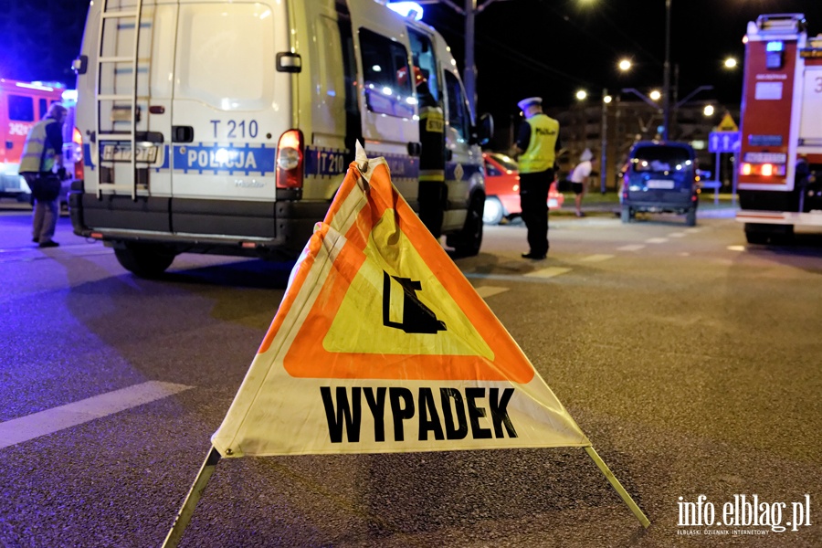 Wypadek na skrzyowaniu ul. Nowowiejskiej z 12 Lutego. Jedna poszkodowana osoba w szpitalu, fot. 16