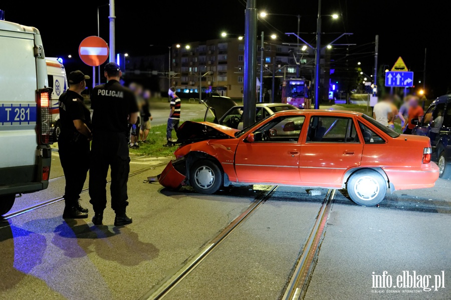 Wypadek na skrzyowaniu ul. Nowowiejskiej z 12 Lutego. Jedna poszkodowana osoba w szpitalu, fot. 17