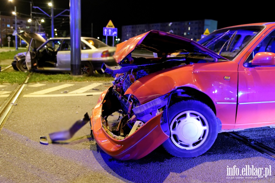 Wypadek na skrzyowaniu ul. Nowowiejskiej z 12 Lutego. Jedna poszkodowana osoba w szpitalu, fot. 18