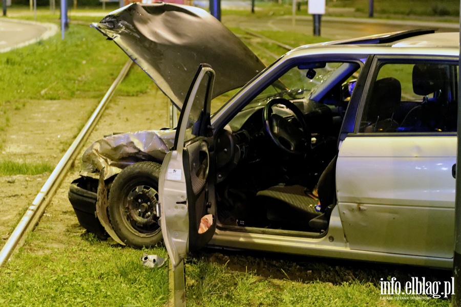 Wypadek na skrzyowaniu ul. Nowowiejskiej z 12 Lutego. Jedna poszkodowana osoba w szpitalu, fot. 20