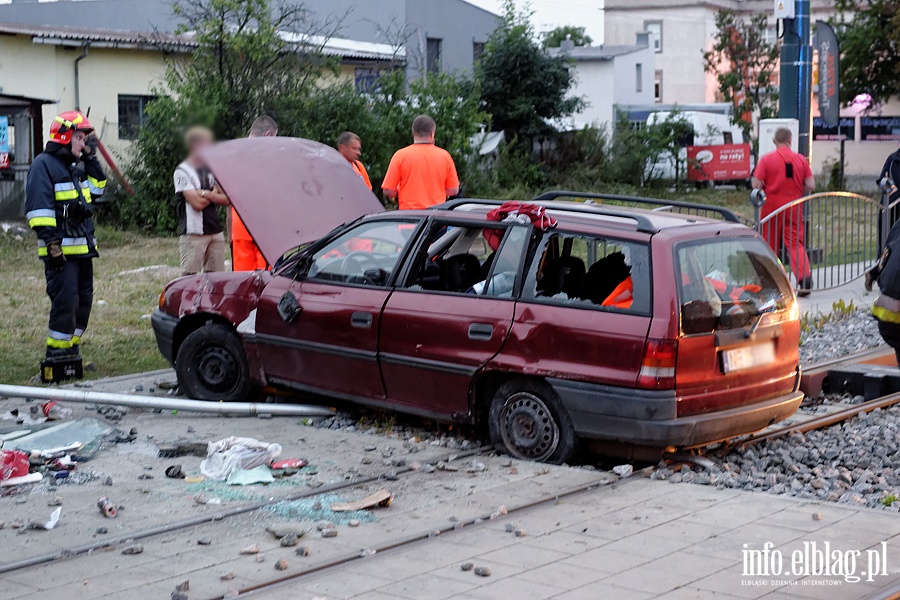 Dachowanie na Browarnej. Kierujący pijany i bez uprawnień, fot. 1