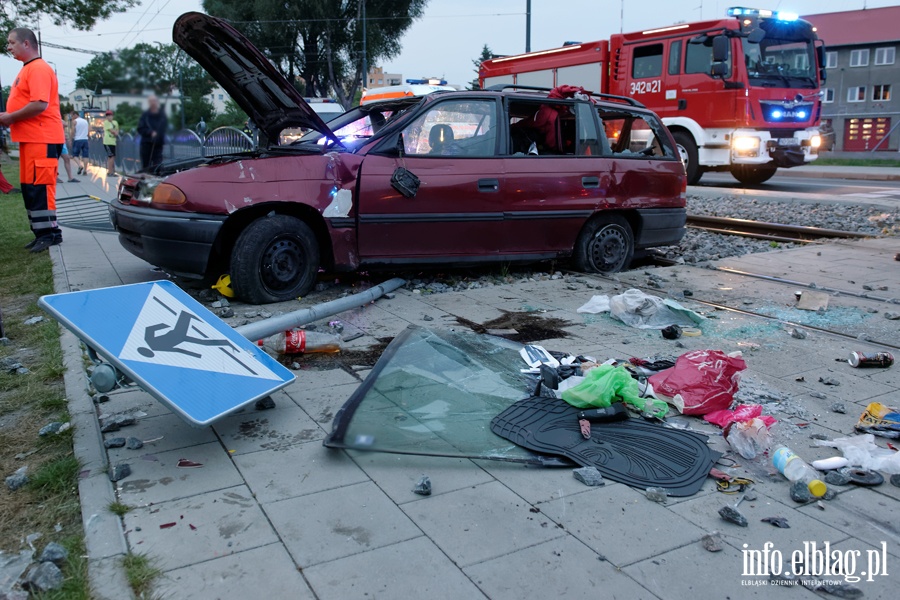 Dachowanie na Browarnej. Kierujcy pijany i bez uprawnie, fot. 4