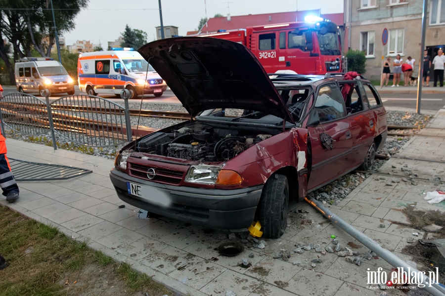 Dachowanie na Browarnej. Kierujcy pijany i bez uprawnie, fot. 7