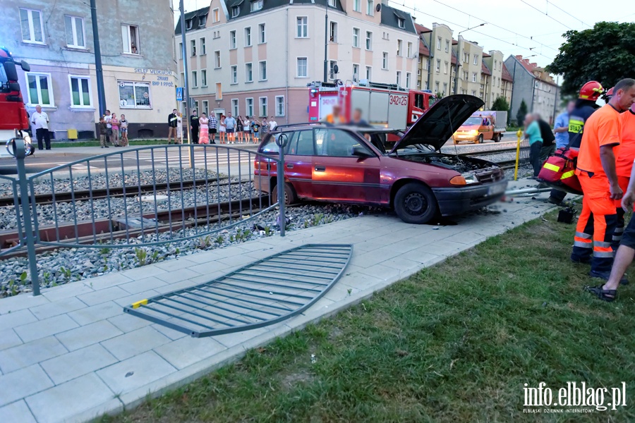 Dachowanie na Browarnej. Kierujcy pijany i bez uprawnie, fot. 8