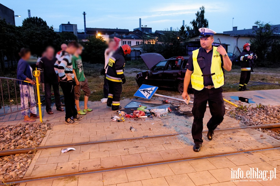 Dachowanie na Browarnej. Kierujcy pijany i bez uprawnie, fot. 16