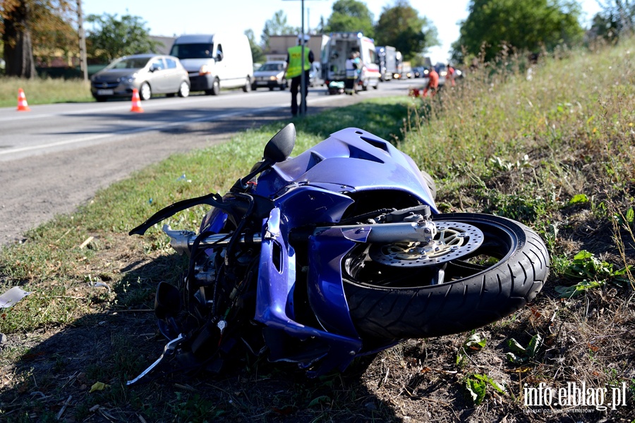 Nowy Dwr Elblski: zderzenie motocykla z osobwk. Ranny motocyklista w szpitalu, fot. 1