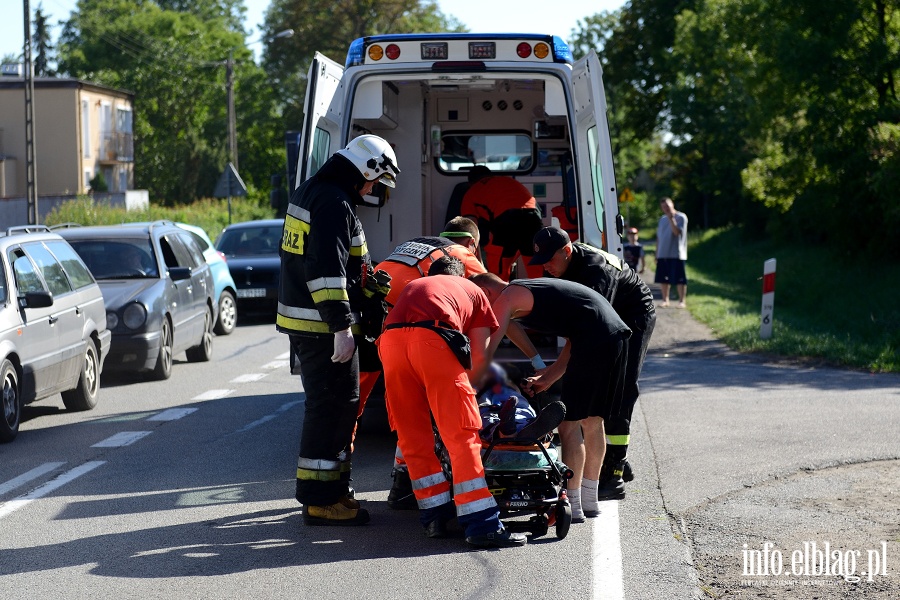 Nowy Dwr Elblski: zderzenie motocykla z osobwk. Ranny motocyklista w szpitalu, fot. 2