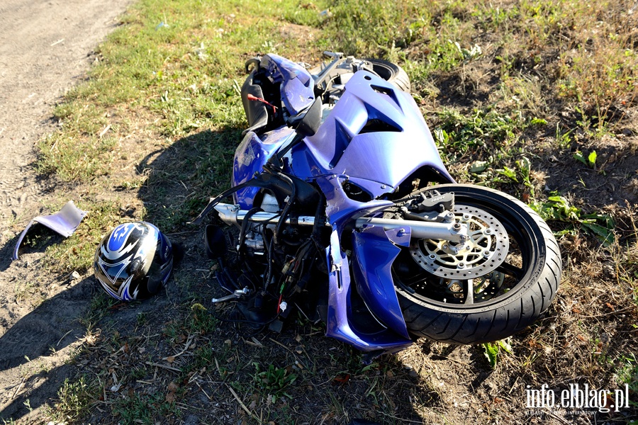 Nowy Dwr Elblski: zderzenie motocykla z osobwk. Ranny motocyklista w szpitalu, fot. 20