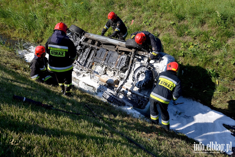 Dachowanie w rowie z wod na obwodnicy. Kierowca przewieziony do szpitala, fot. 4