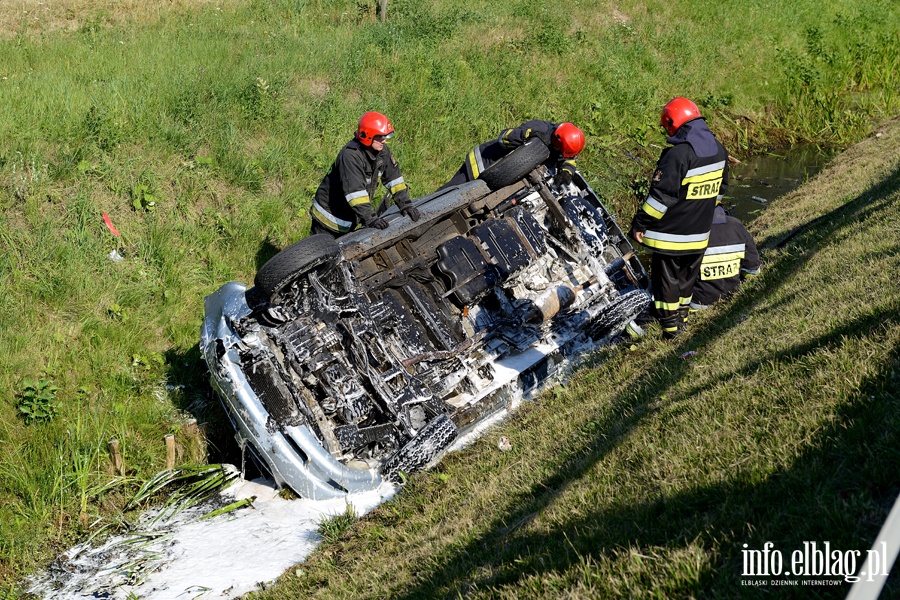 Dachowanie w rowie z wod na obwodnicy. Kierowca przewieziony do szpitala, fot. 6