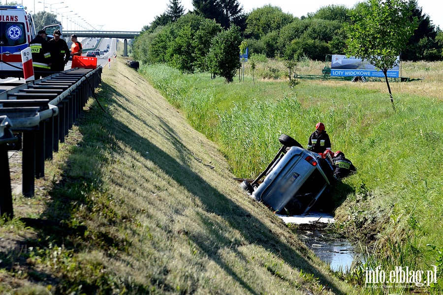 Dachowanie w rowie z wod na obwodnicy. Kierowca przewieziony do szpitala, fot. 16