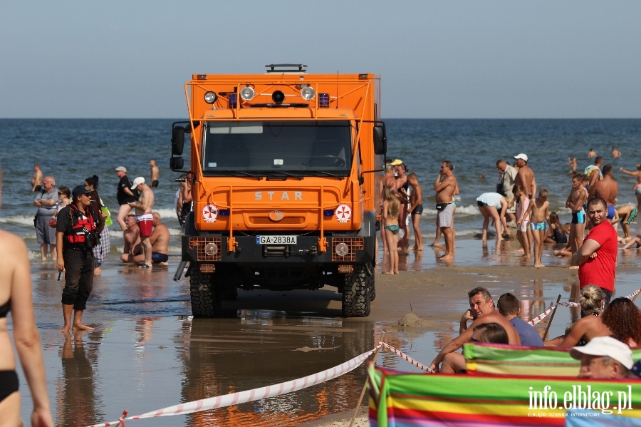 Holowanie wieloryba z plaży w Stegnie, fot. 6