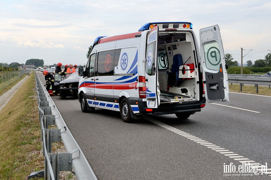 Wypadek na S7. Peugeot z czterema osobami w rodku uderzy w barier energochonn, fot. 1