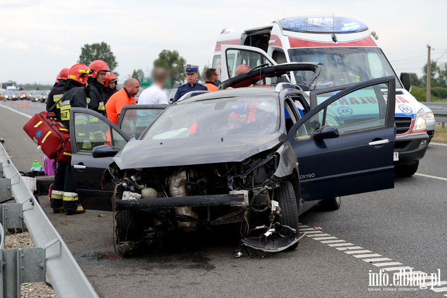 Wypadek na S7. Peugeot z czterema osobami w rodku uderzy w barier energochonn, fot. 2