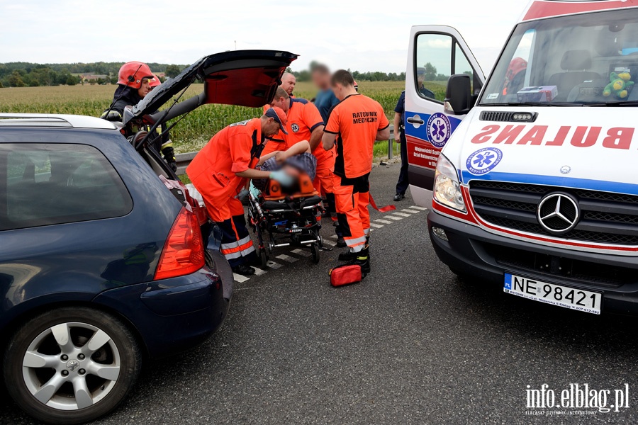 Wypadek na S7. Peugeot z czterema osobami w rodku uderzy w barier energochonn, fot. 5