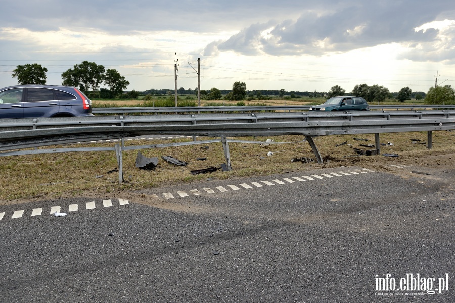 Wypadek na S7. Peugeot z czterema osobami w rodku uderzy w barier energochonn, fot. 7