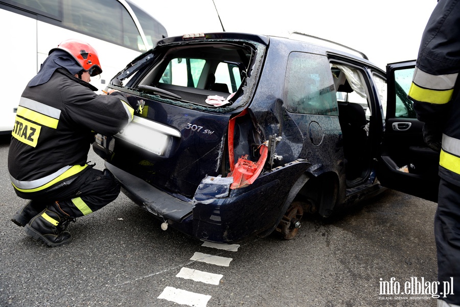 Wypadek na S7. Peugeot z czterema osobami w rodku uderzy w barier energochonn, fot. 10