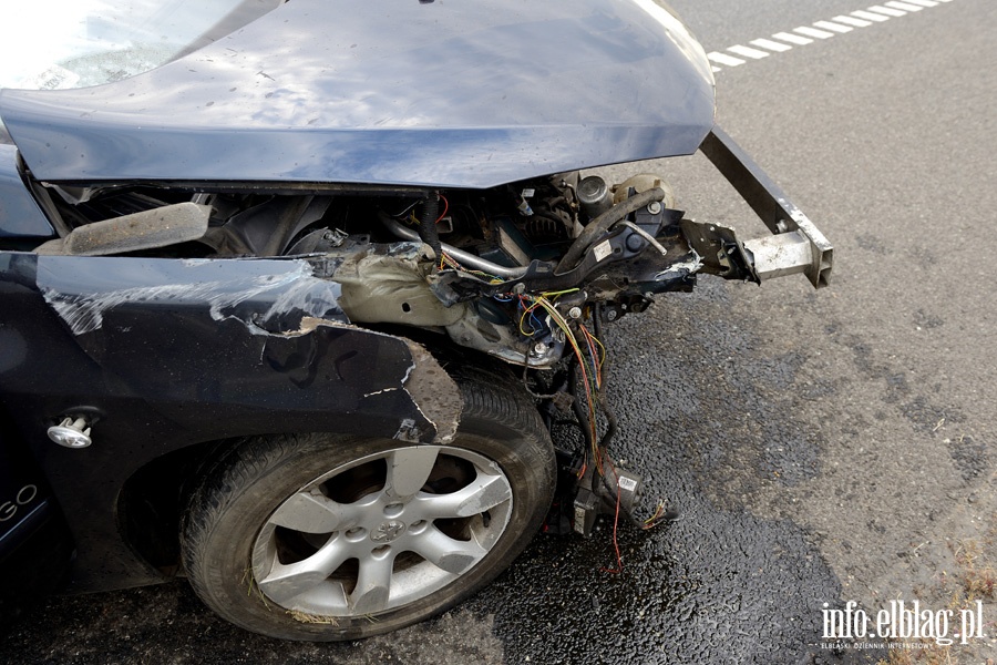 Wypadek na S7. Peugeot z czterema osobami w rodku uderzy w barier energochonn, fot. 12