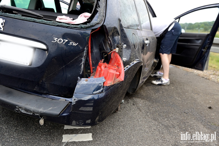 Wypadek na S7. Peugeot z czterema osobami w rodku uderzy w barier energochonn, fot. 13