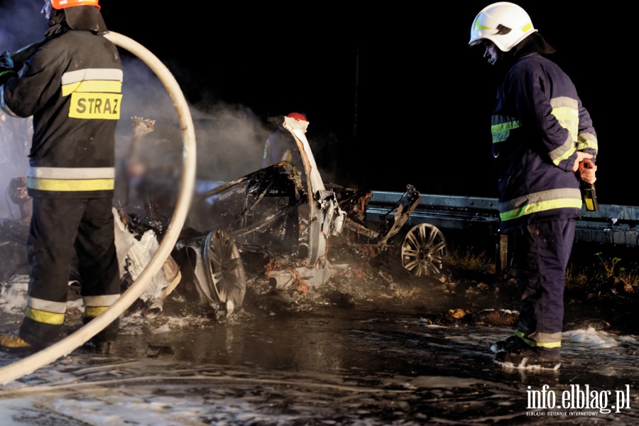 Śmiertelny wypadek na S22. Po czołowym zderzeniu 2 osoby zginęły w tym jedna w płomieniach, fot. 18