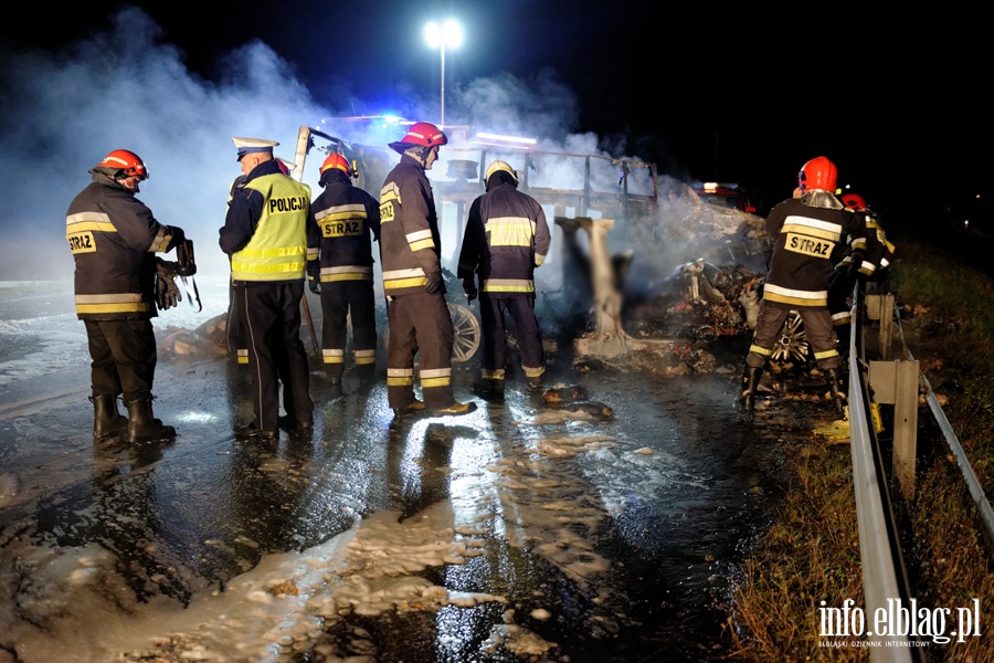 Śmiertelny wypadek na S22. Po czołowym zderzeniu 2 osoby zginęły w tym jedna w płomieniach, fot. 22