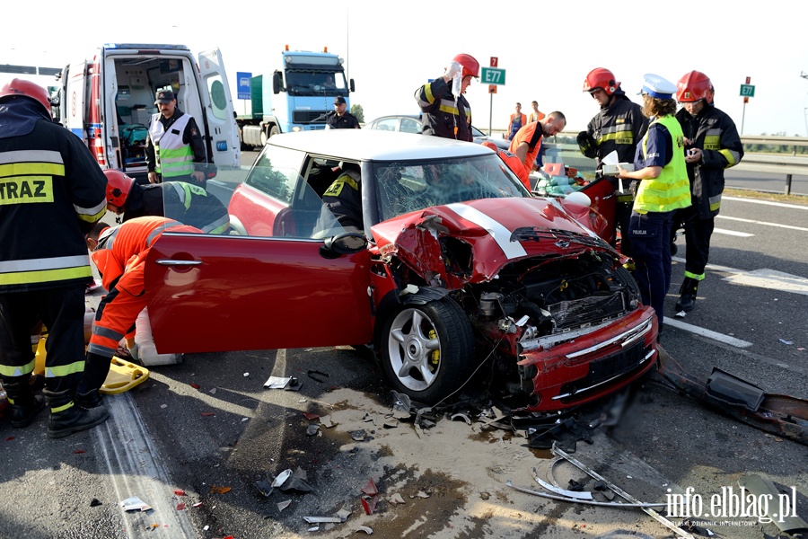 Poważny wypadek na obwodnicy. Dwie osoby ciężko ranne, fot. 12