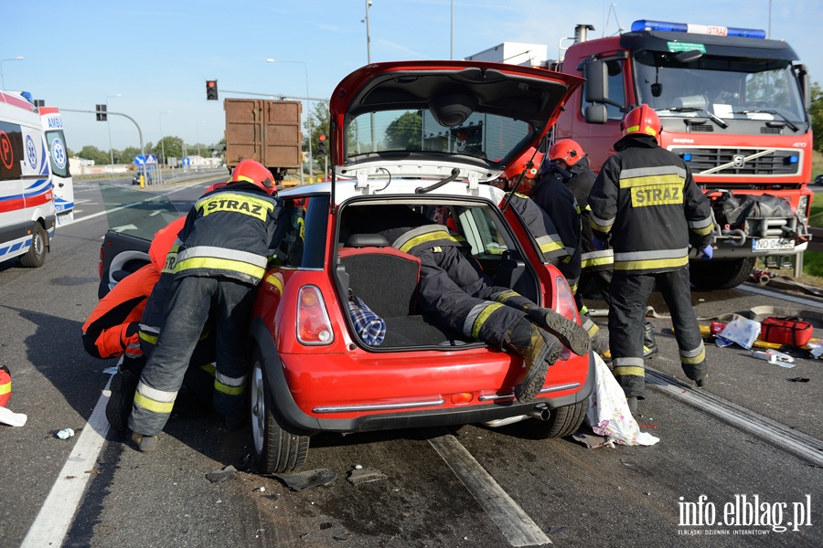 Powany wypadek na obwodnicy. Dwie osoby ciko ranne, fot. 20