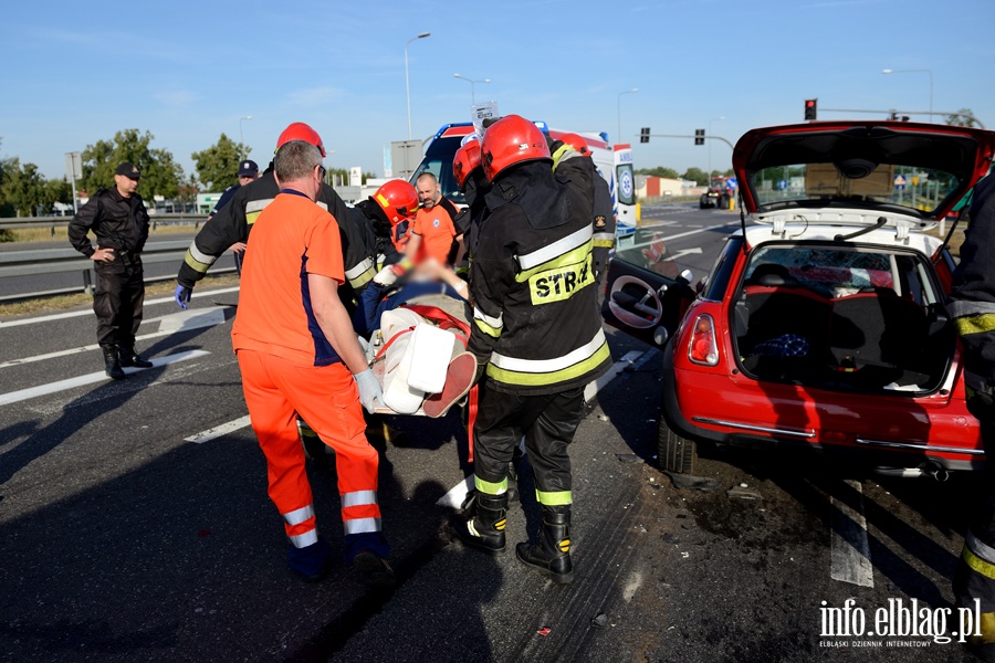 Powany wypadek na obwodnicy. Dwie osoby ciko ranne, fot. 24