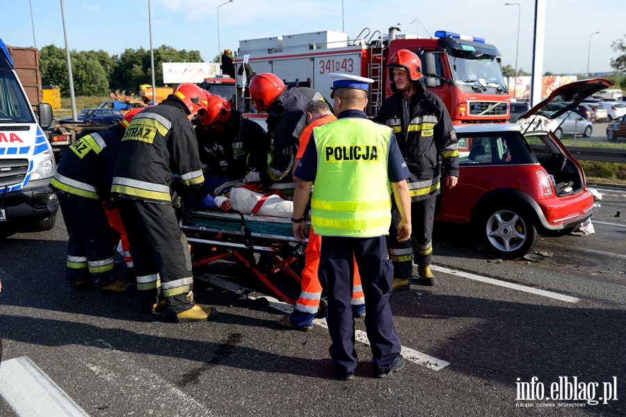 Powany wypadek na obwodnicy. Dwie osoby ciko ranne, fot. 25