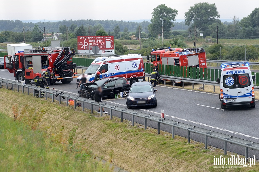 Wypadek na S7. Osobówka wpadła w poślizg na rozlanym oleju, fot. 1