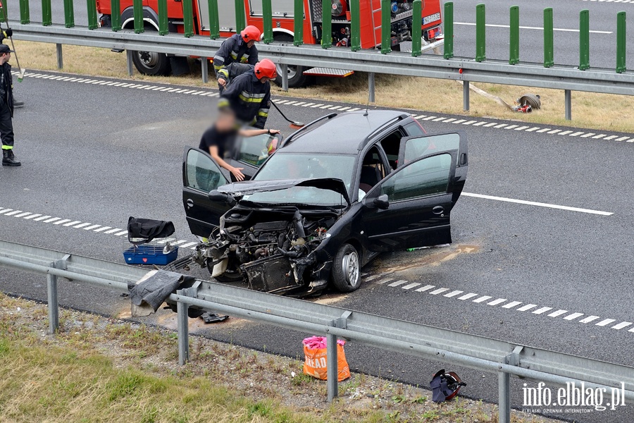 Wypadek na S7. Osobówka wpadła w poślizg na rozlanym oleju, fot. 2