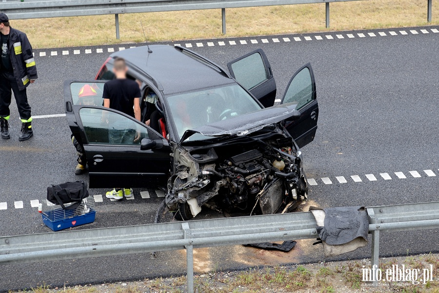 Wypadek na S7. Osobwka wpada w polizg na rozlanym oleju, fot. 3