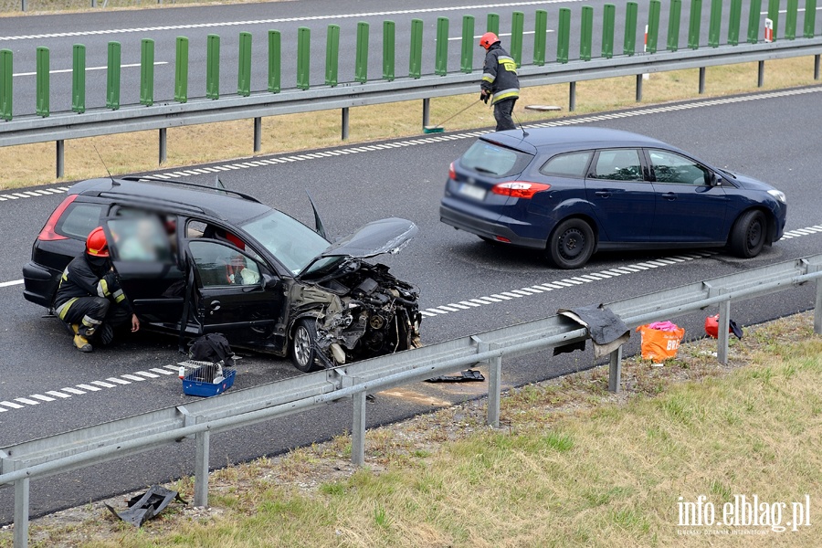 Wypadek na S7. Osobwka wpada w polizg na rozlanym oleju, fot. 4