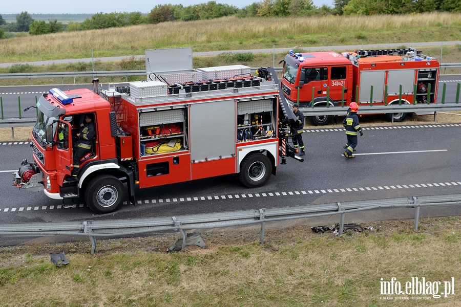 Wypadek na S7. Osobówka wpadła w poślizg na rozlanym oleju, fot. 5