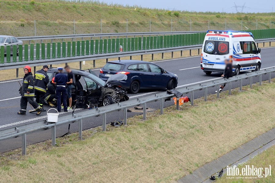 Wypadek na S7. Osobwka wpada w polizg na rozlanym oleju, fot. 7