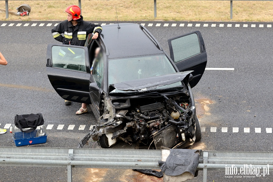 Wypadek na S7. Osobówka wpadła w poślizg na rozlanym oleju, fot. 9