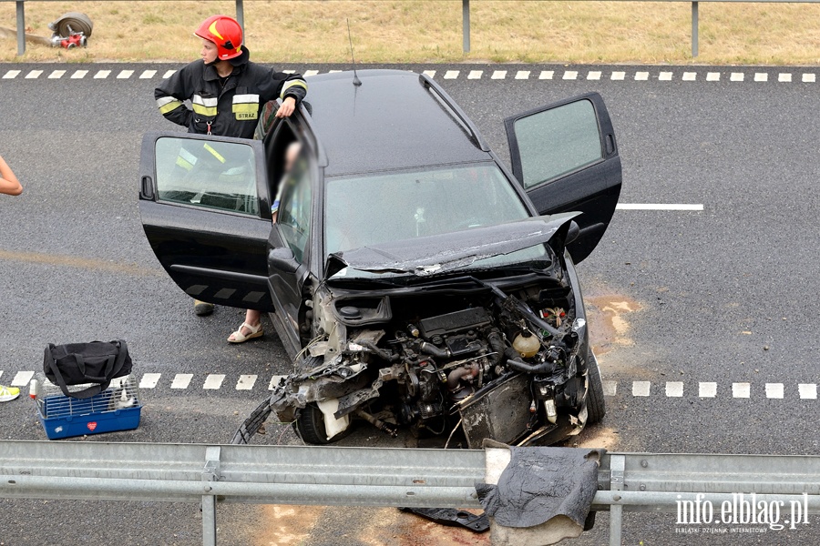 Wypadek na S7. Osobwka wpada w polizg na rozlanym oleju, fot. 9