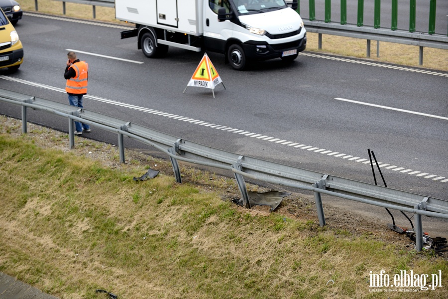 Wypadek na S7. Osobwka wpada w polizg na rozlanym oleju, fot. 11