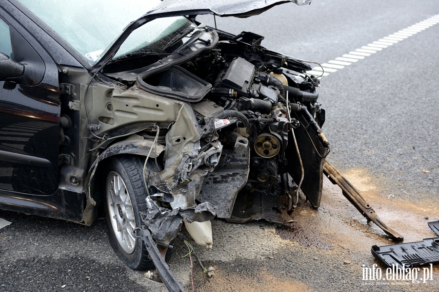 Wypadek na S7. Osobwka wpada w polizg na rozlanym oleju, fot. 12