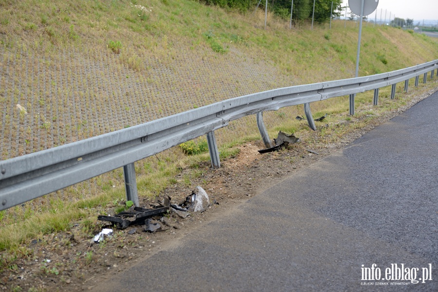 Wypadek na S7. Osobwka wpada w polizg na rozlanym oleju, fot. 14