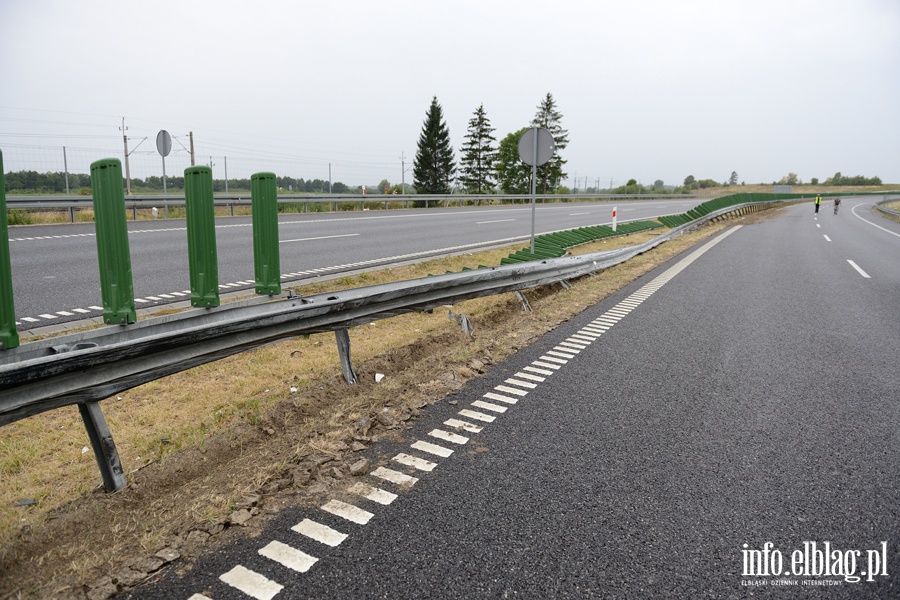 Wypadek na S7. Osobówka wpadła w poślizg na rozlanym oleju, fot. 15