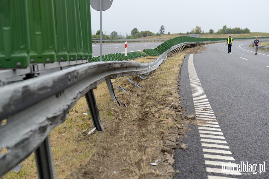 Wypadek na S7. Osobwka wpada w polizg na rozlanym oleju, fot. 16