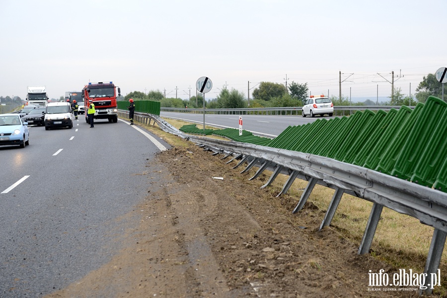 Wypadek na S7. Osobwka wpada w polizg na rozlanym oleju, fot. 20