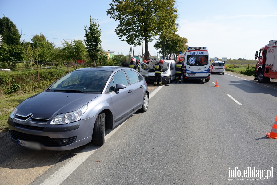 Wypadek na Pasłęckiej. Cztery poszkodowane osoby przewiezione do szpitala, fot. 1