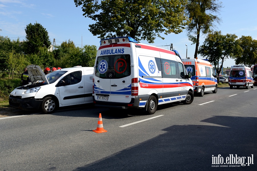 Wypadek na Pasłęckiej. Cztery poszkodowane osoby przewiezione do szpitala, fot. 4