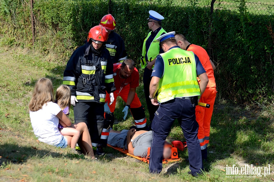 Wypadek na Pasłęckiej. Cztery poszkodowane osoby przewiezione do szpitala, fot. 7