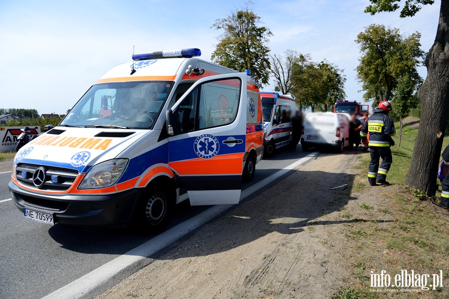 Wypadek na Pasłęckiej. Cztery poszkodowane osoby przewiezione do szpitala, fot. 8